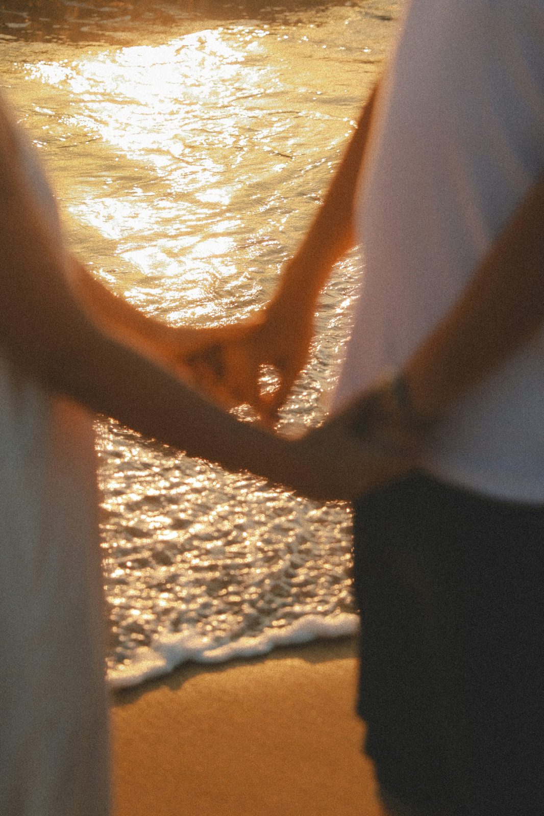 Empty-nest couple on a Florida beach reclaiming connection — The Empty Nest Discovery therapy intensive with Dr. Jennifer Wilson